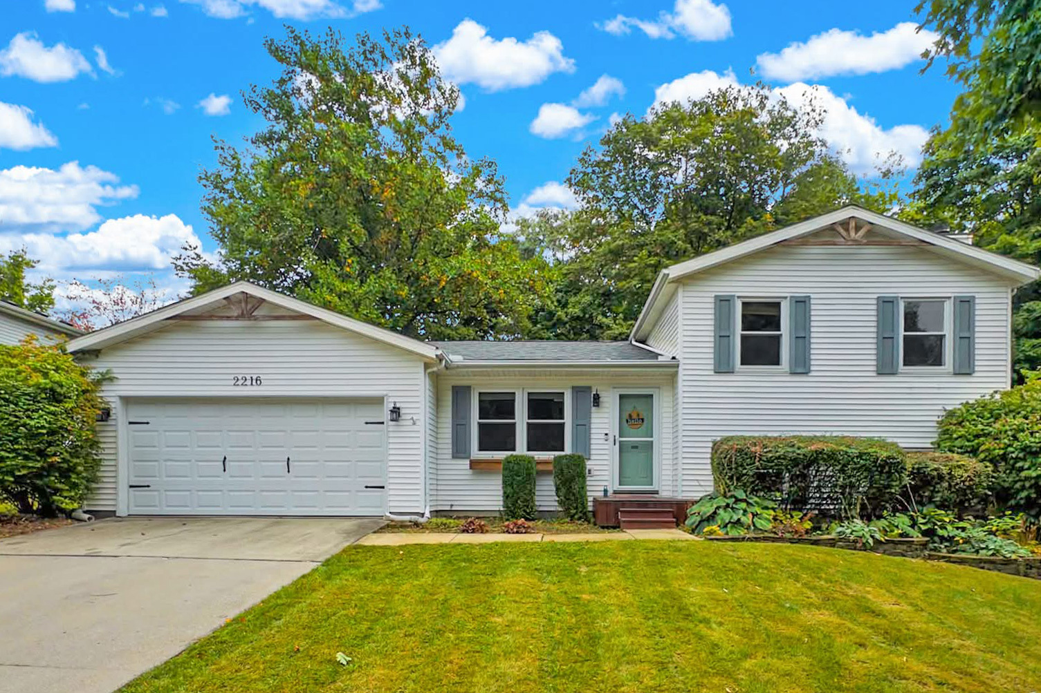 2216 Woodhavens Drive, Bloomington, IL 61701