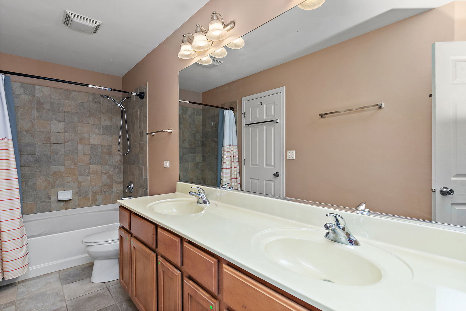 870 Clover Lane, Pingree Grove, IL 60140