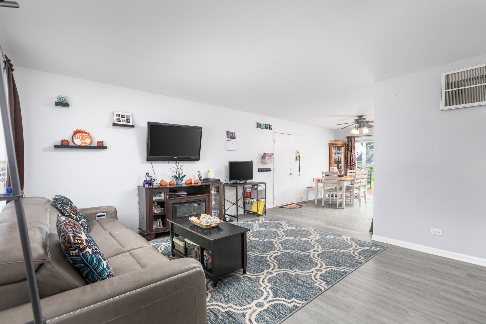 121 E Briarwood Drive, Streamwood, IL 60107