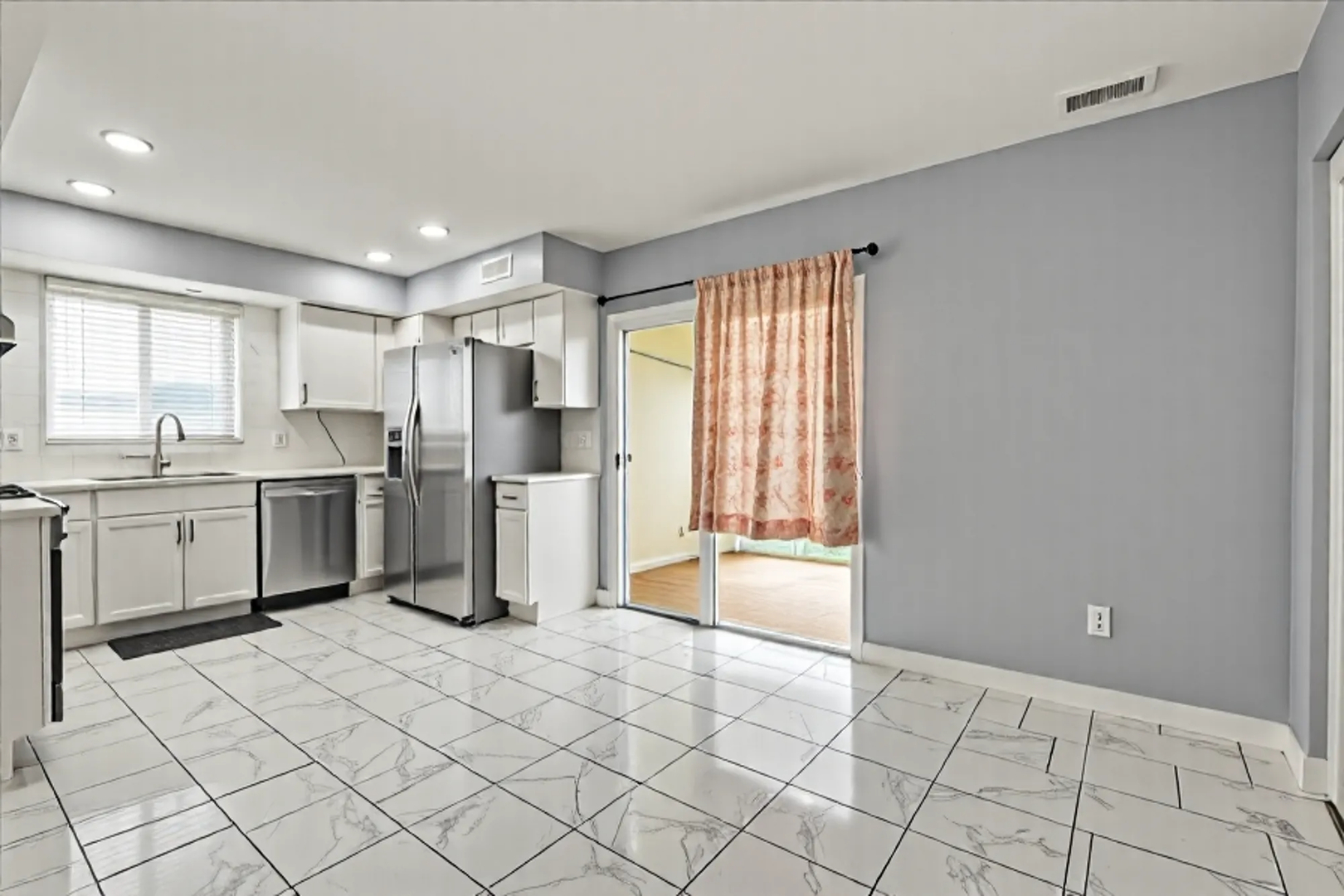 640 Rodenburg Road, Roselle, IL 60172