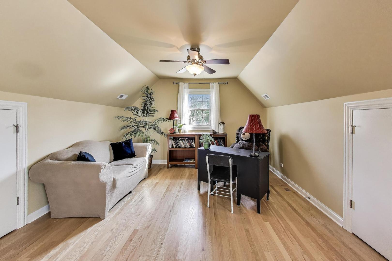 1518 N Patton Avenue, Arlington Heights, IL 60004