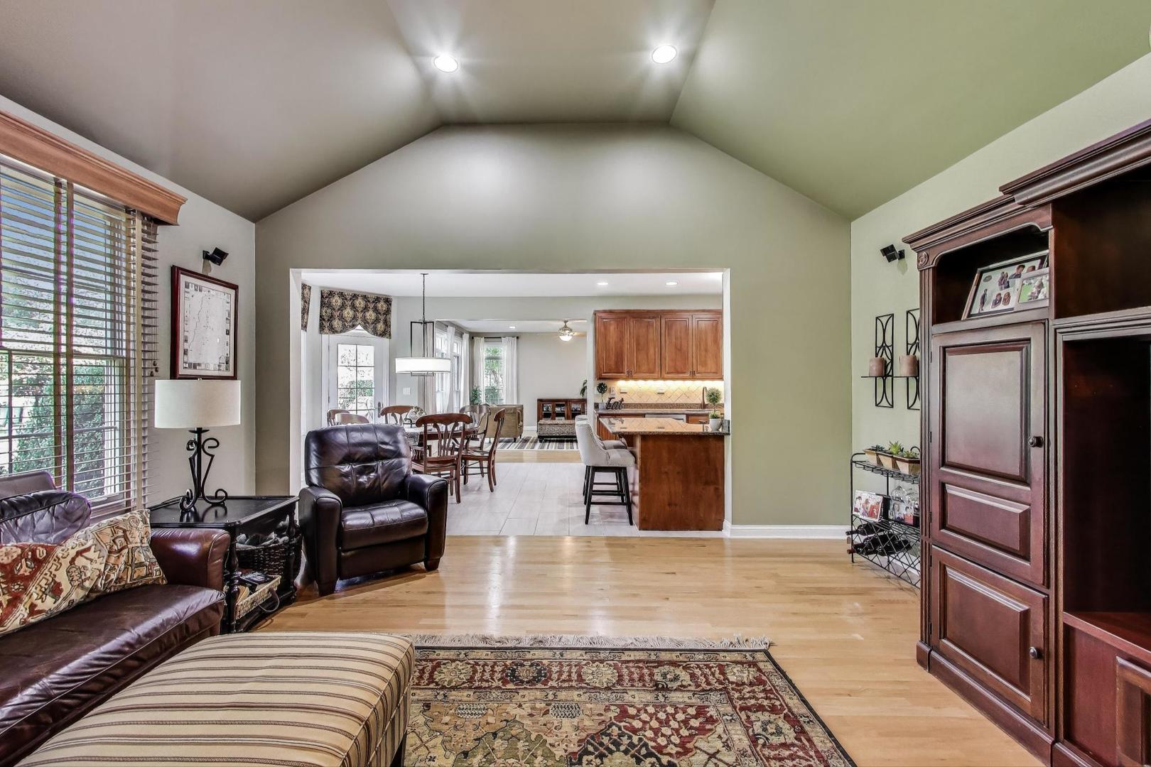 1518 N Patton Avenue, Arlington Heights, IL 60004