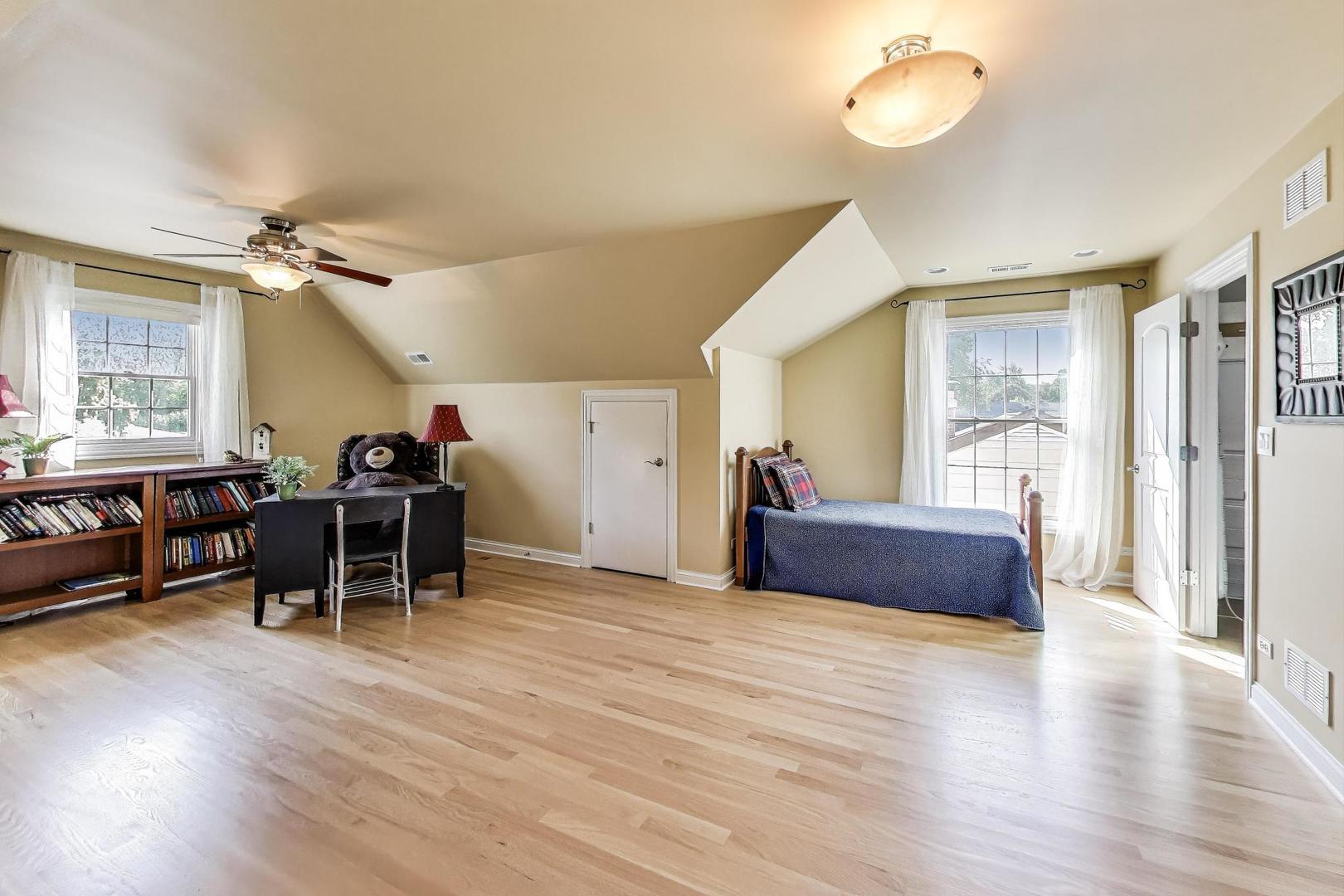 1518 N Patton Avenue, Arlington Heights, IL 60004