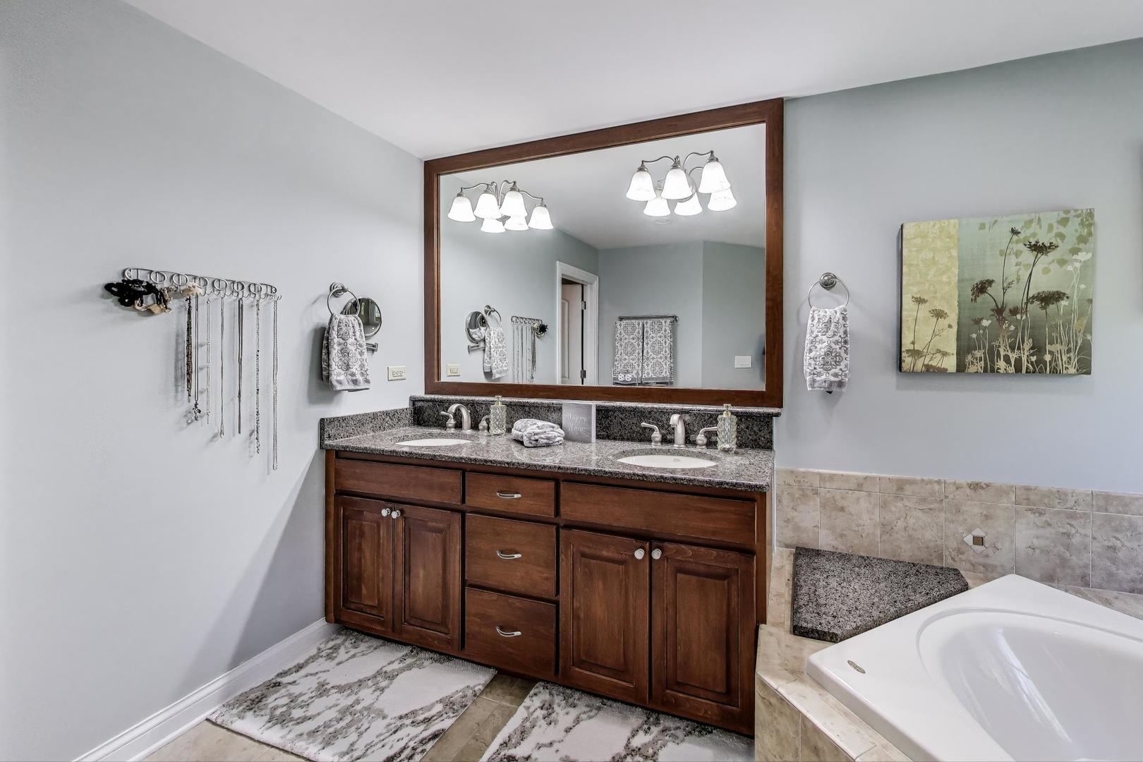 1518 N Patton Avenue, Arlington Heights, IL 60004