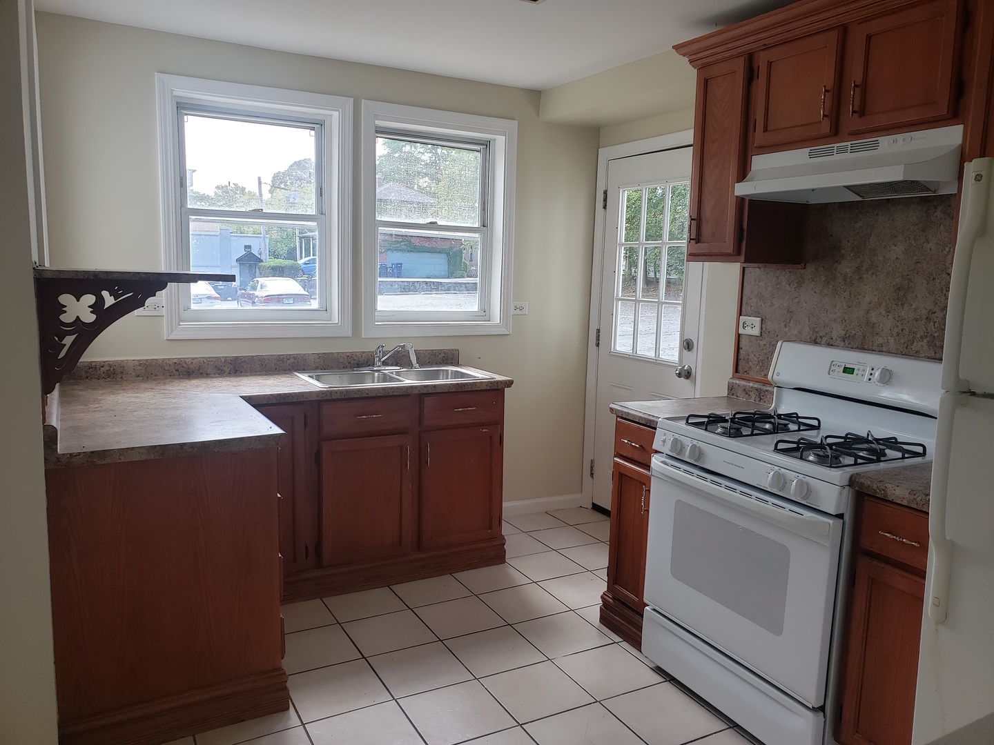 322 N County Street #FRONT, Waukegan, IL 60085