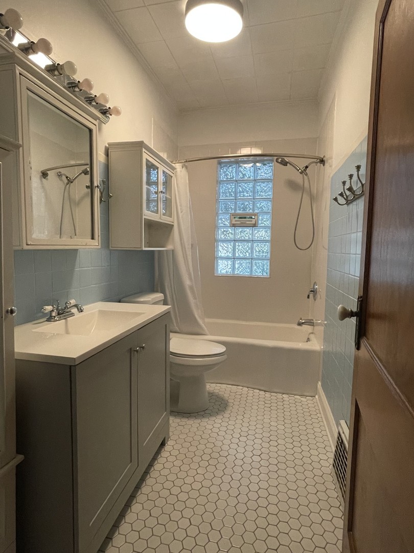 117 W Naperville Road, Westmont, IL 60559