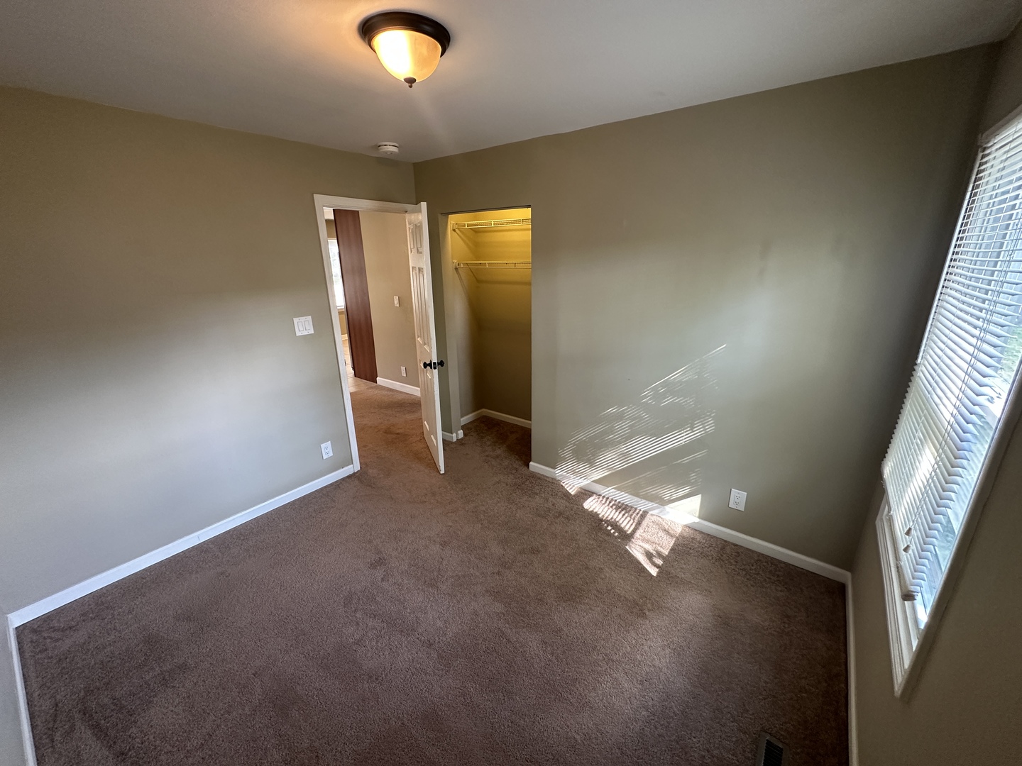 3 E Oltendorf Road, Streamwood, IL 60107