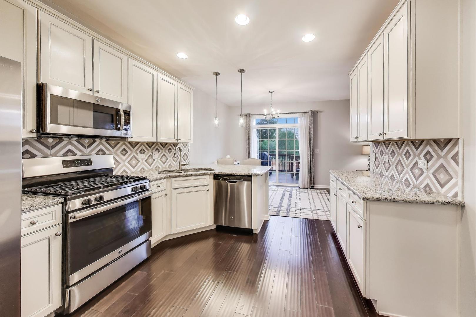 242 Remington Drive, St. Charles, IL 60175