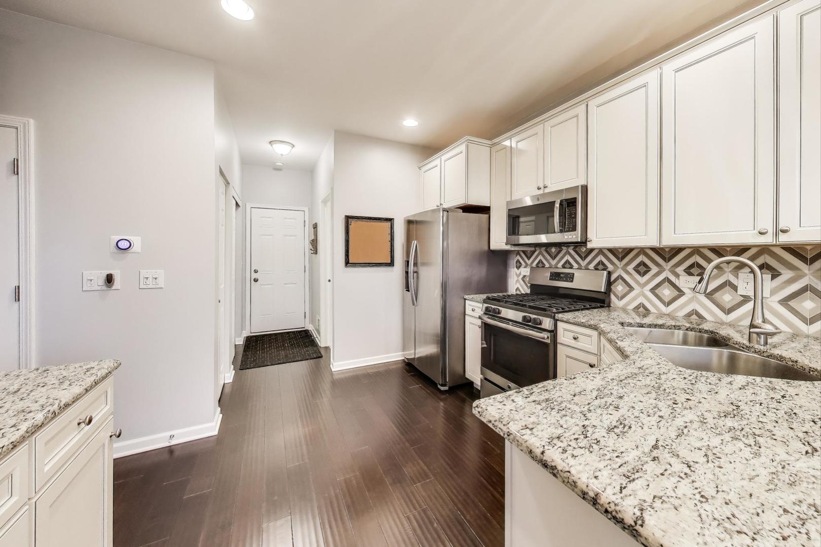 242 Remington Drive, St. Charles, IL 60175