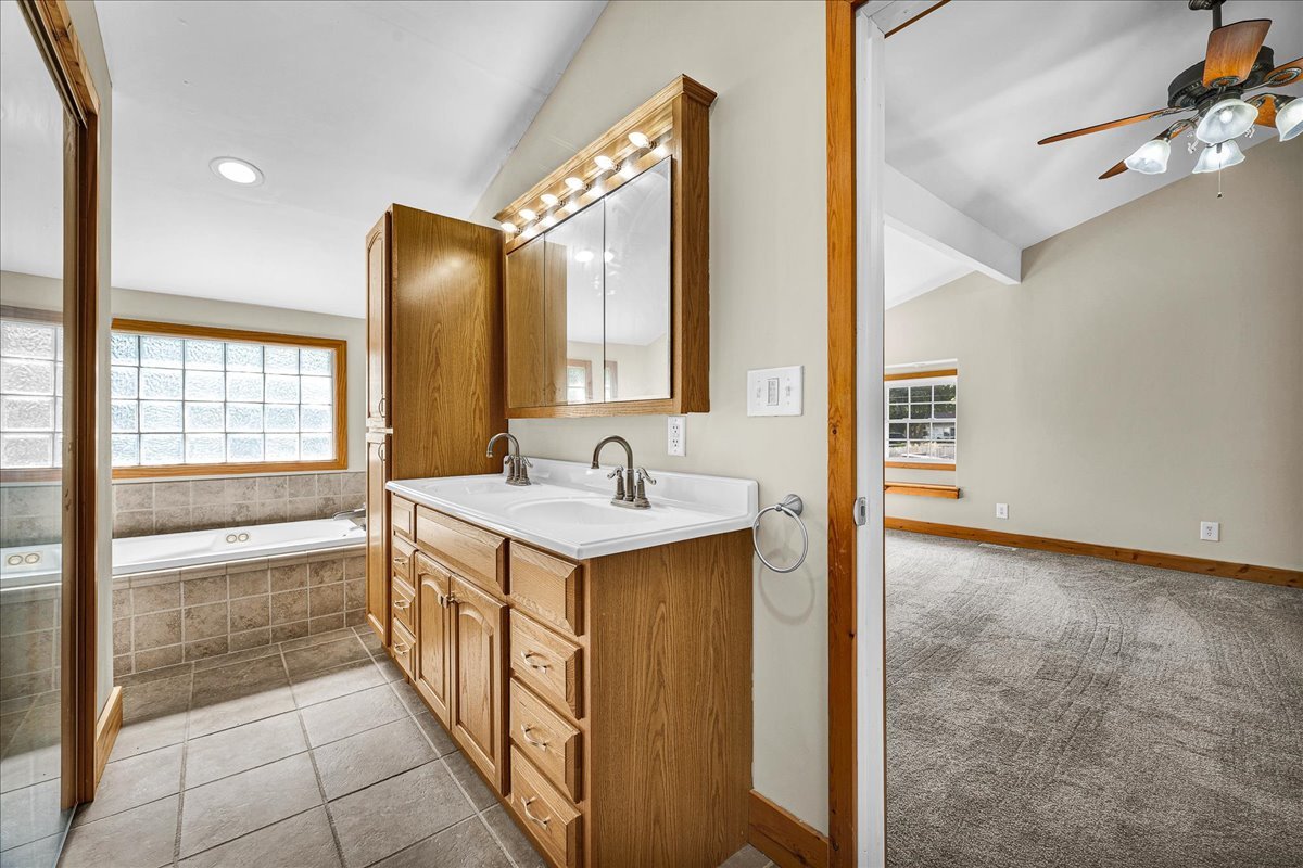 116 Lakeview Drive, East Galesburg, IL 61430
