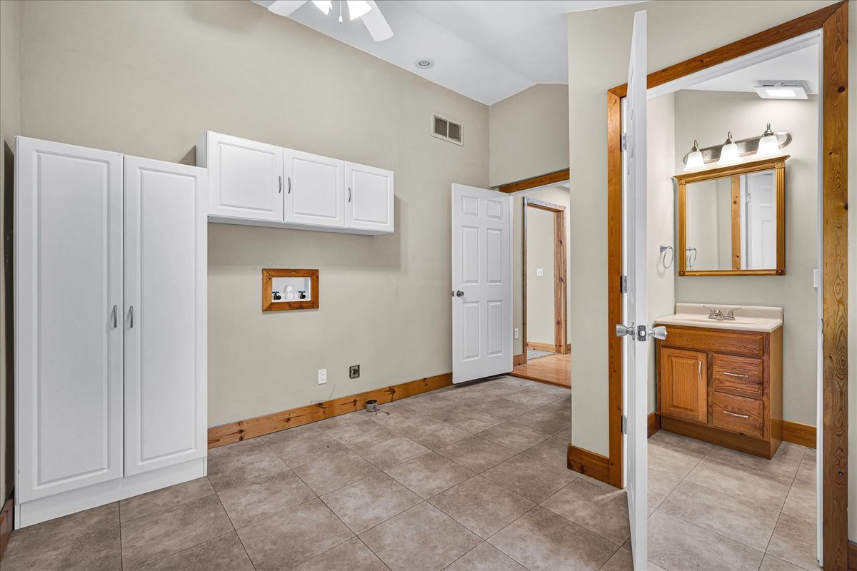 116 Lakeview Drive, East Galesburg, IL 61430