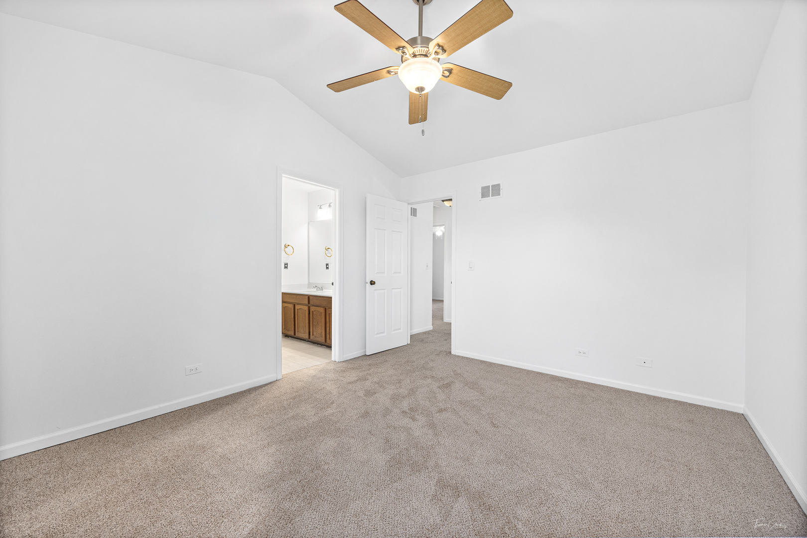 915 Carlisle Avenue, Westmont, IL 60559