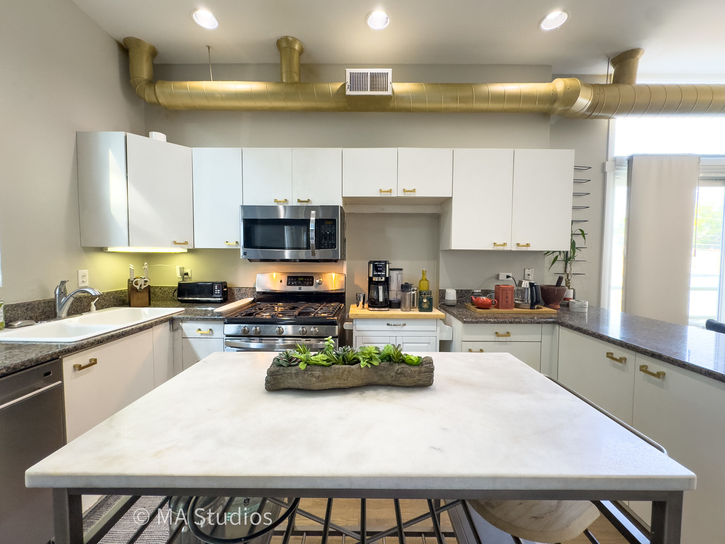 1140 W Newport Avenue #H, Chicago, IL 60657