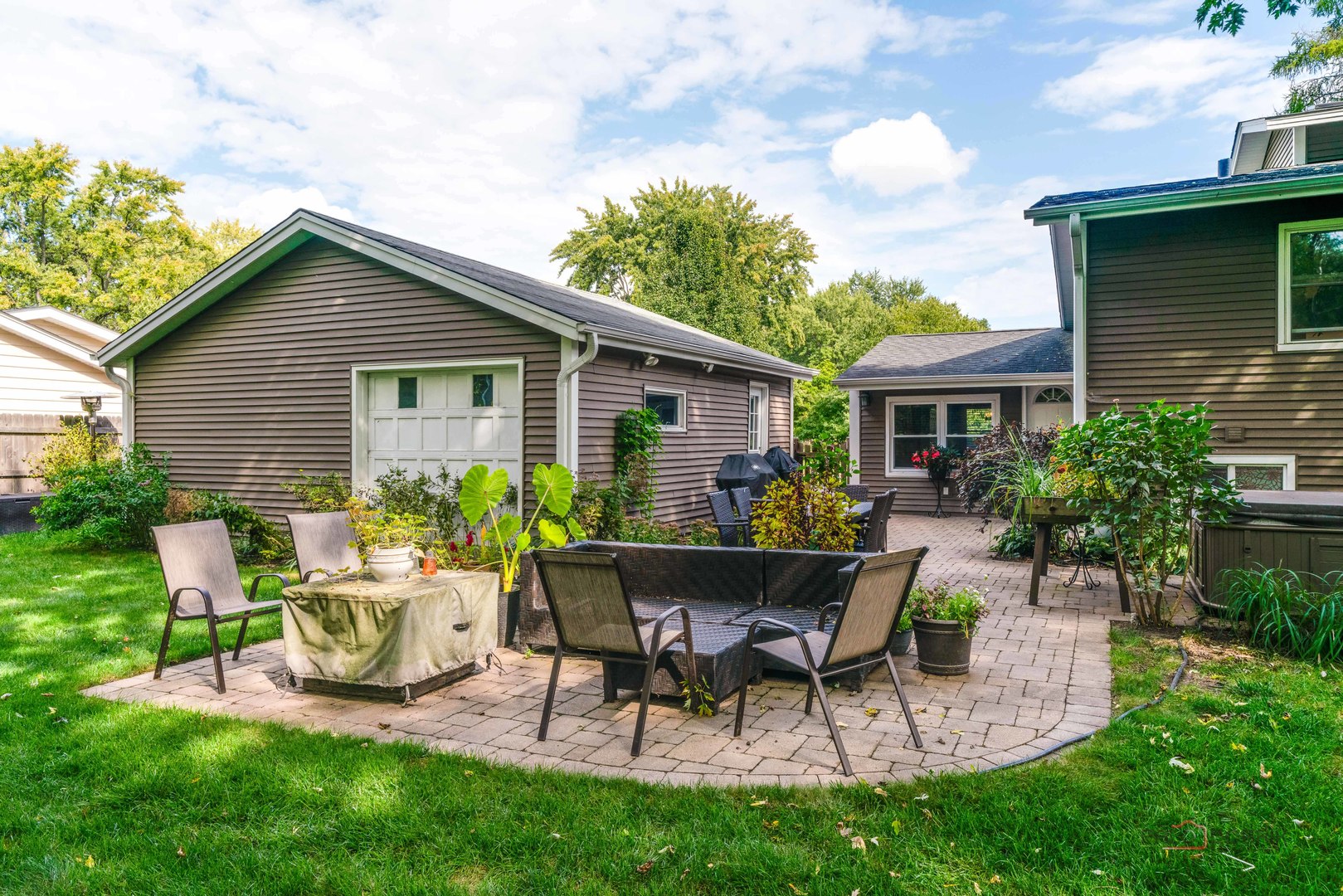 30408 N Oak Grove Avenue, Libertyville, IL 60048