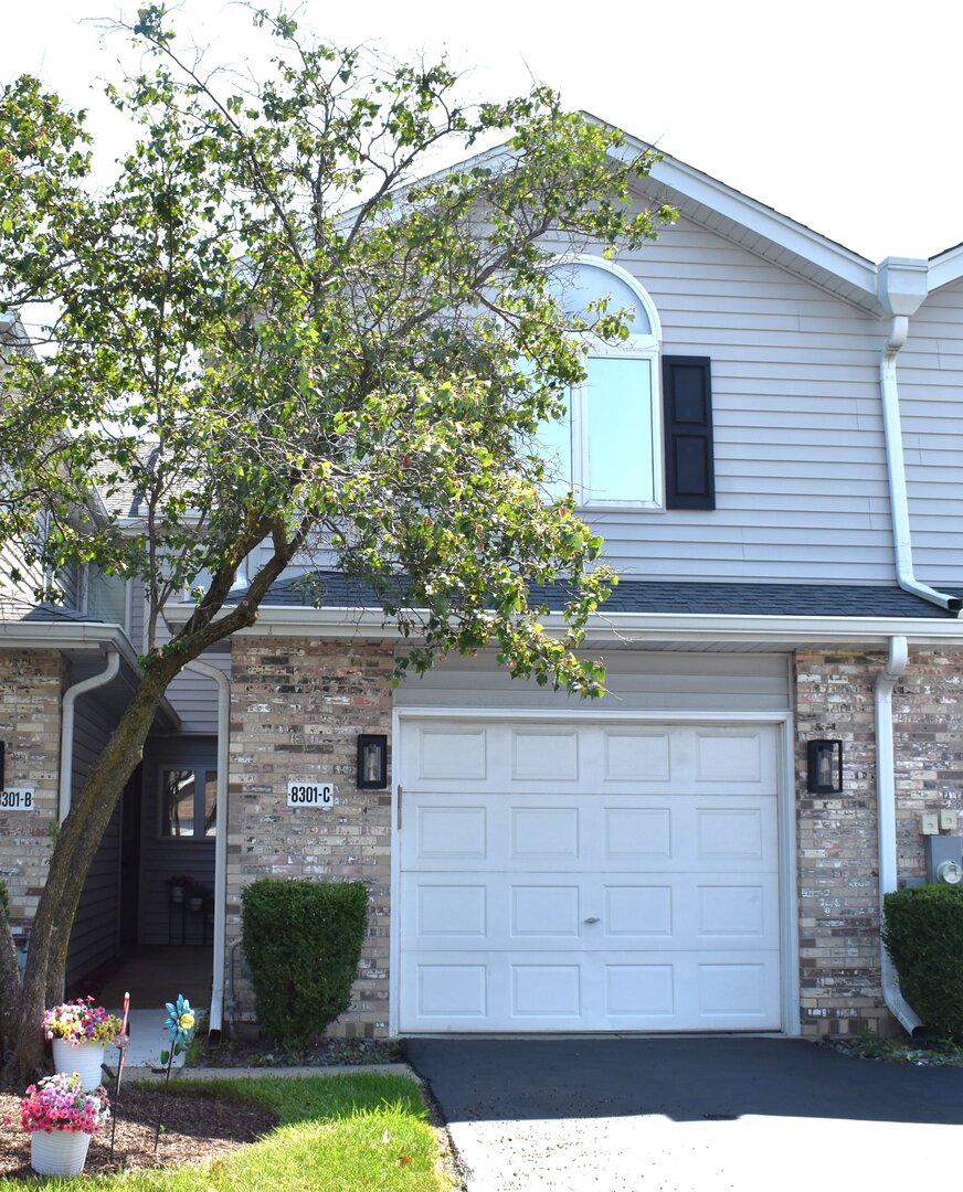 8301 Highpoint Circle #C, Darien, IL 60561