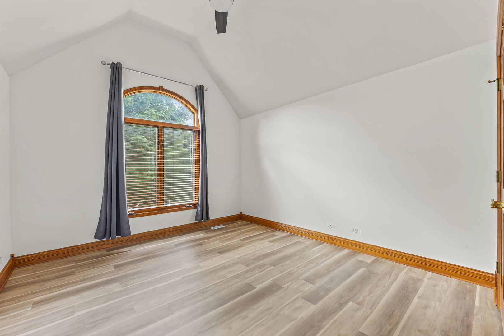 552 WATERS EDGE Drive, South Elgin, IL 60177