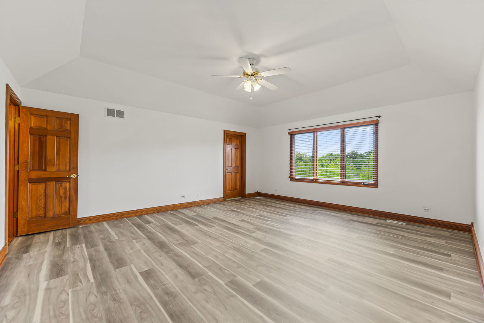 552 WATERS EDGE Drive, South Elgin, IL 60177