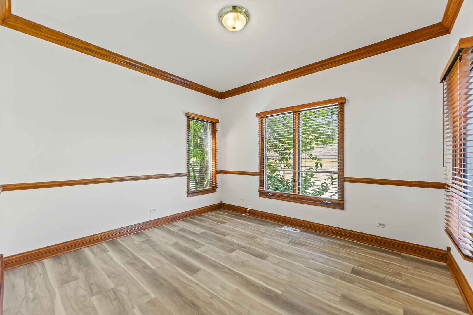 552 WATERS EDGE Drive, South Elgin, IL 60177