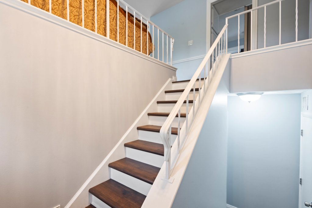 2004 E Parkview Circle, Hoffman Estates, IL 60169