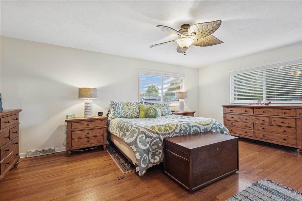 512 S Busse Road, Mount Prospect, IL 60056