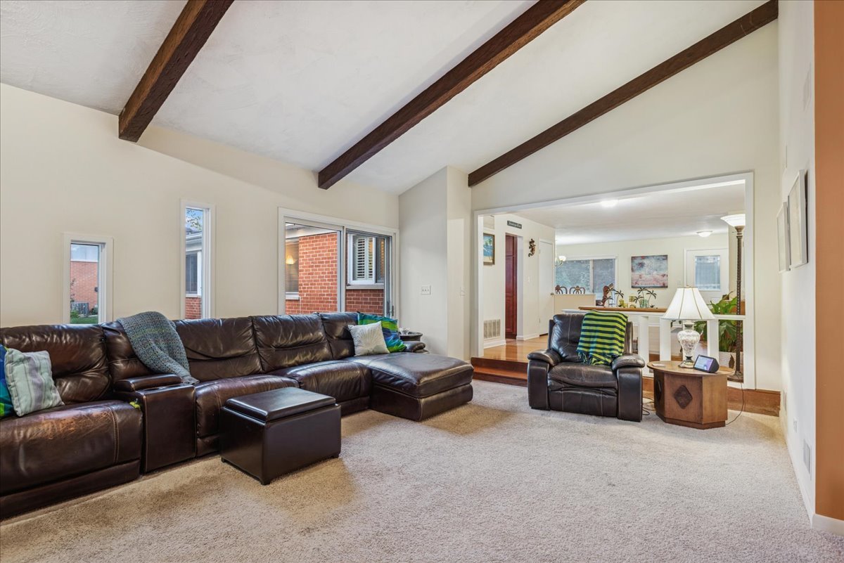 512 S Busse Road, Mount Prospect, IL 60056