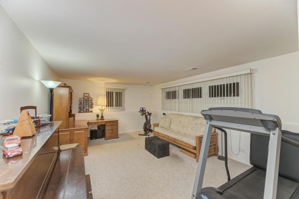 2801 Mitchell Drive, Woodridge, IL 60517