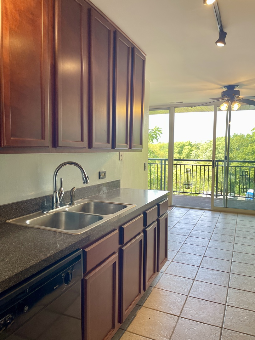 5900 Oakwood Drive #5L, Lisle, IL 60532