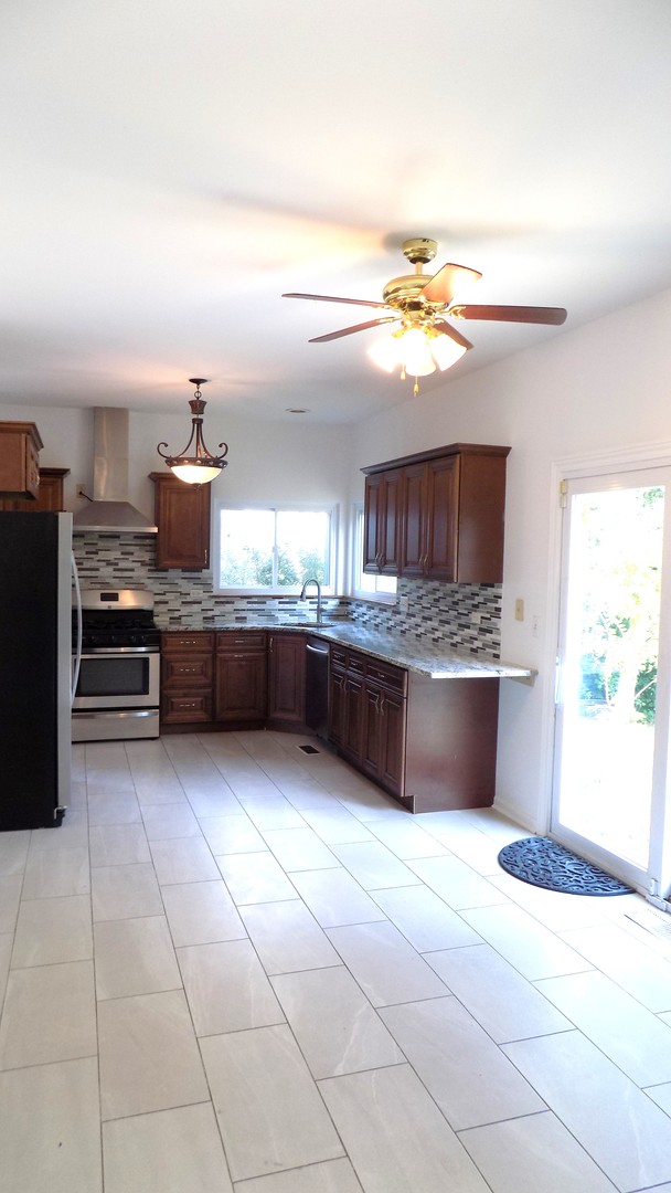 885 CHELSEA Court, Aurora, IL 60504