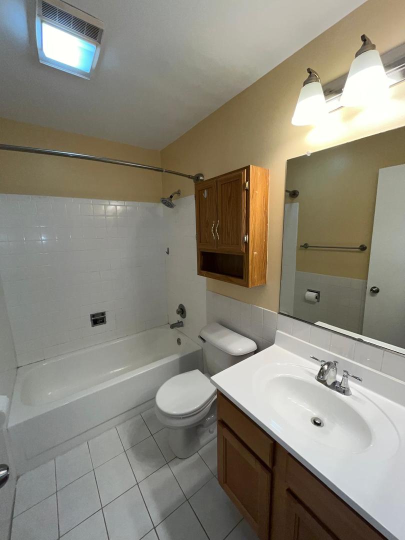 267 12th Street #6D, Wheeling, IL 60090