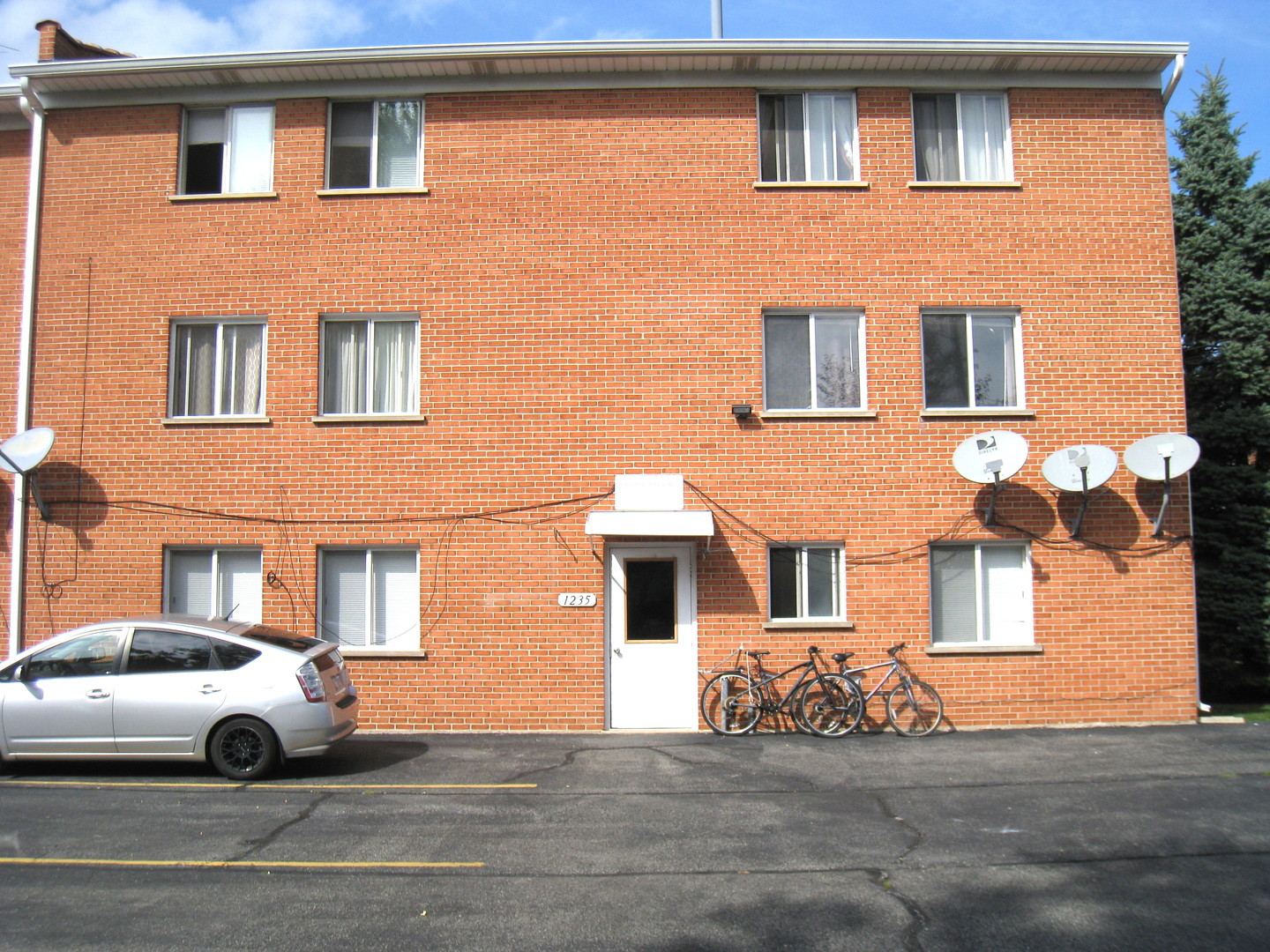 1235 Harding Avenue #302, Des Plaines, IL 60016