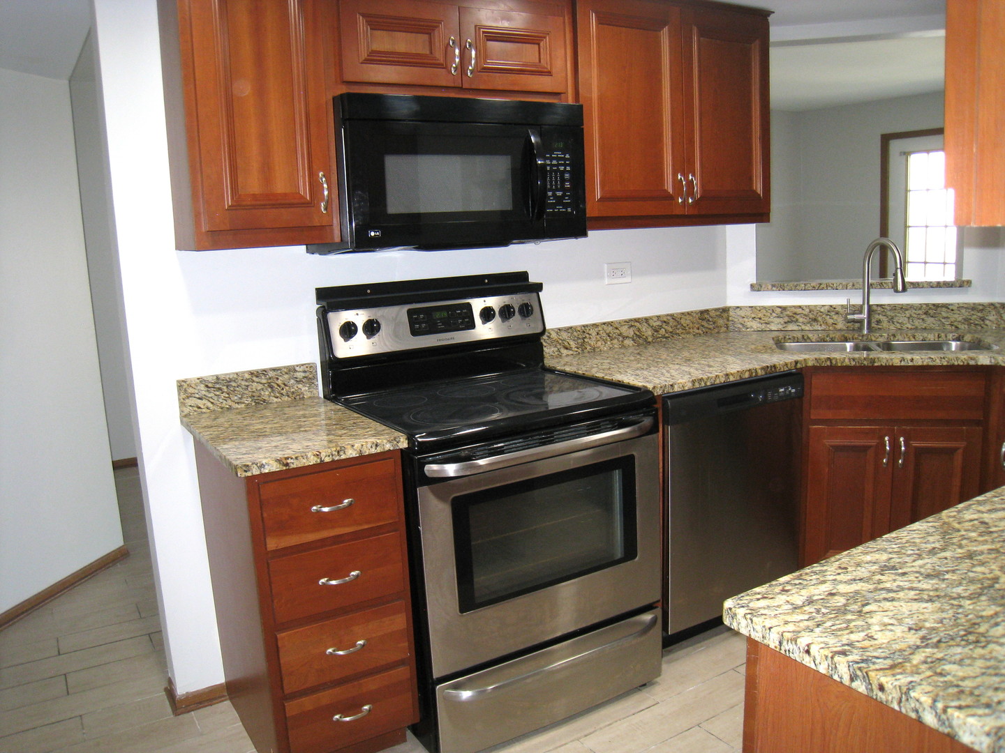 1235 Harding Avenue #302, Des Plaines, IL 60016