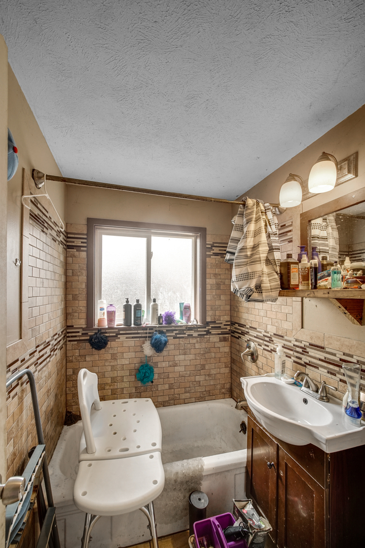 8772 S Kolmar Avenue, Hometown, IL 60456