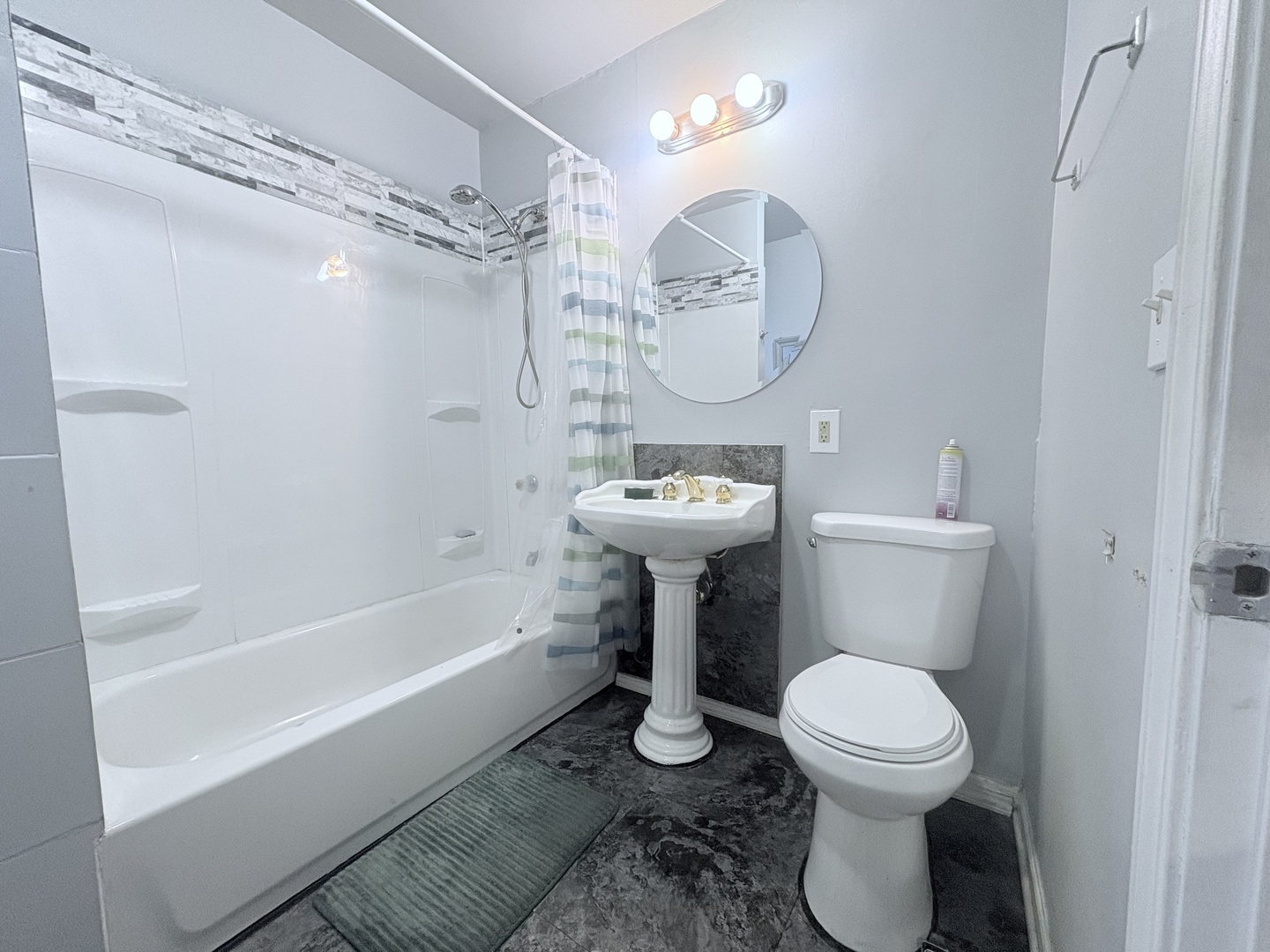 6729 S Saint Lawrence Avenue, Chicago, IL 60637