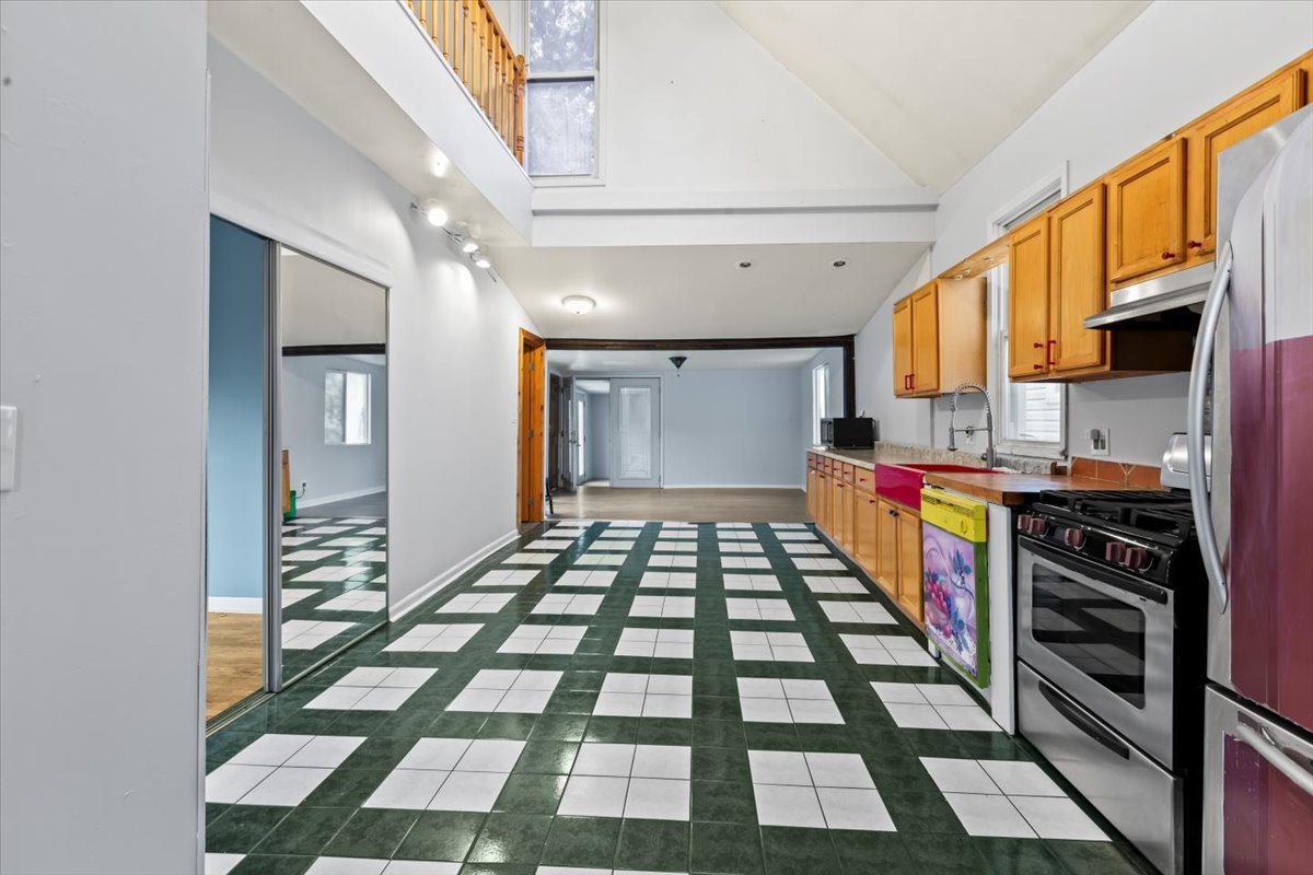 9018 S Brandon Avenue, Chicago, IL 60617