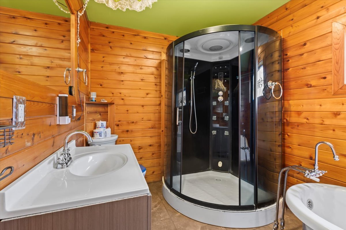 9018 S Brandon Avenue, Chicago, IL 60617