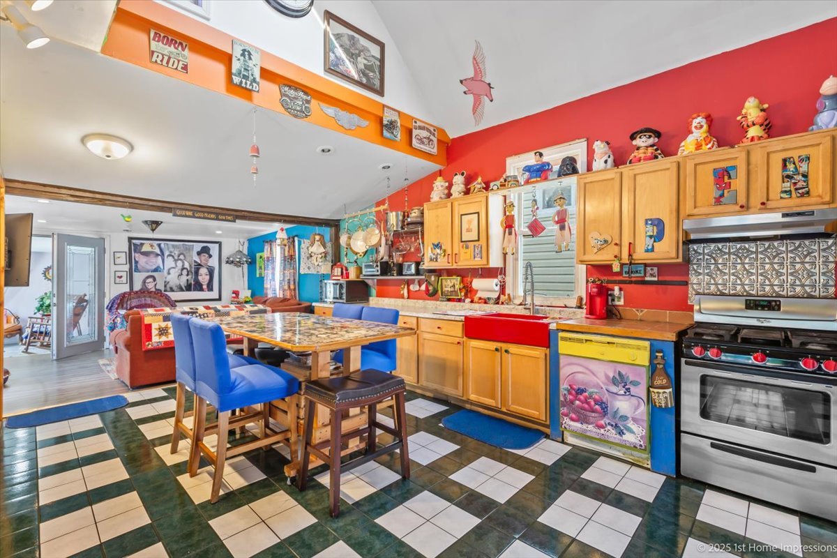 9018 S Brandon Avenue, Chicago, IL 60617