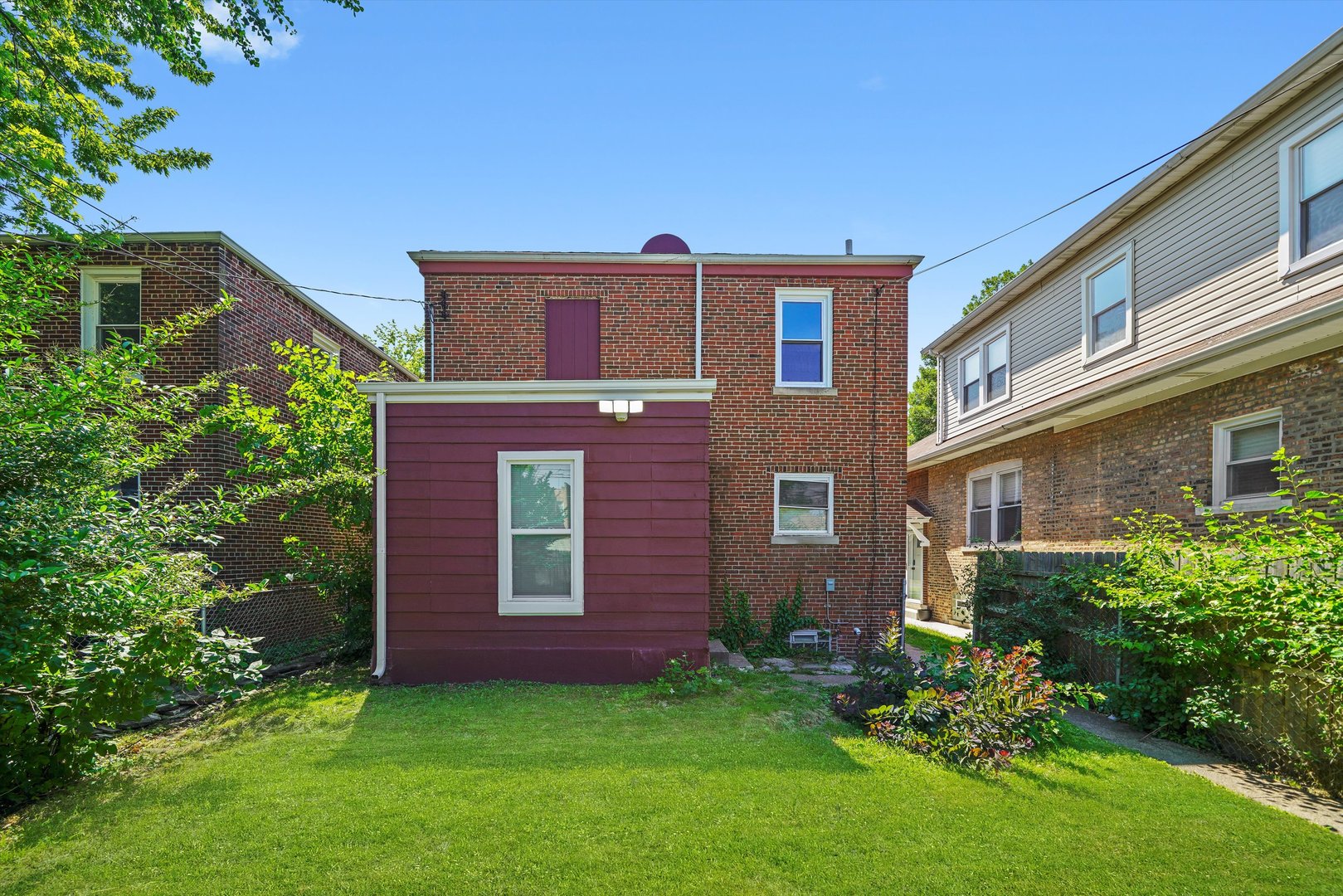 8051 S Paxton Avenue, Chicago, IL 60617