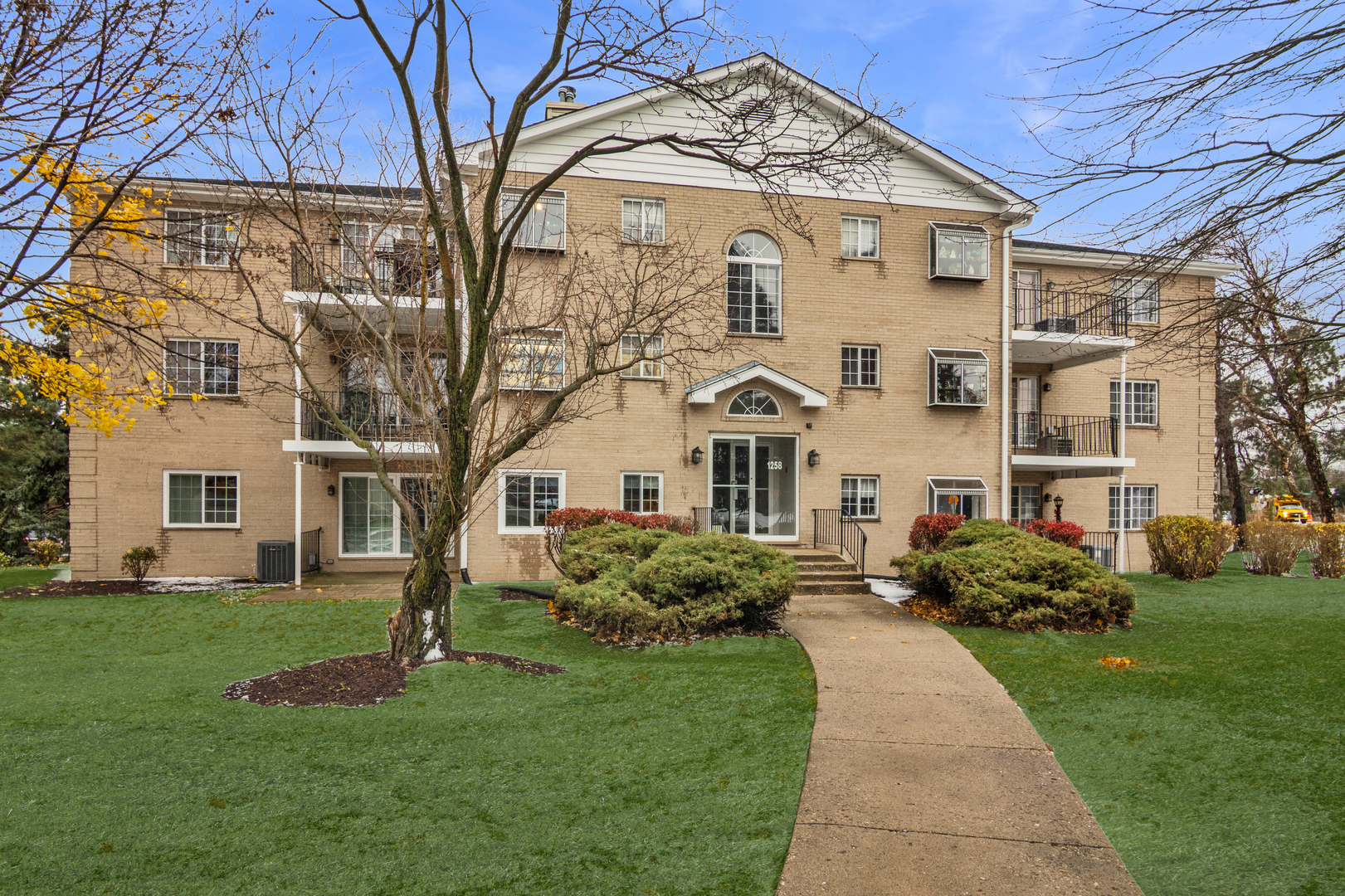 1258 CHALET Road #301, Naperville, IL 60563