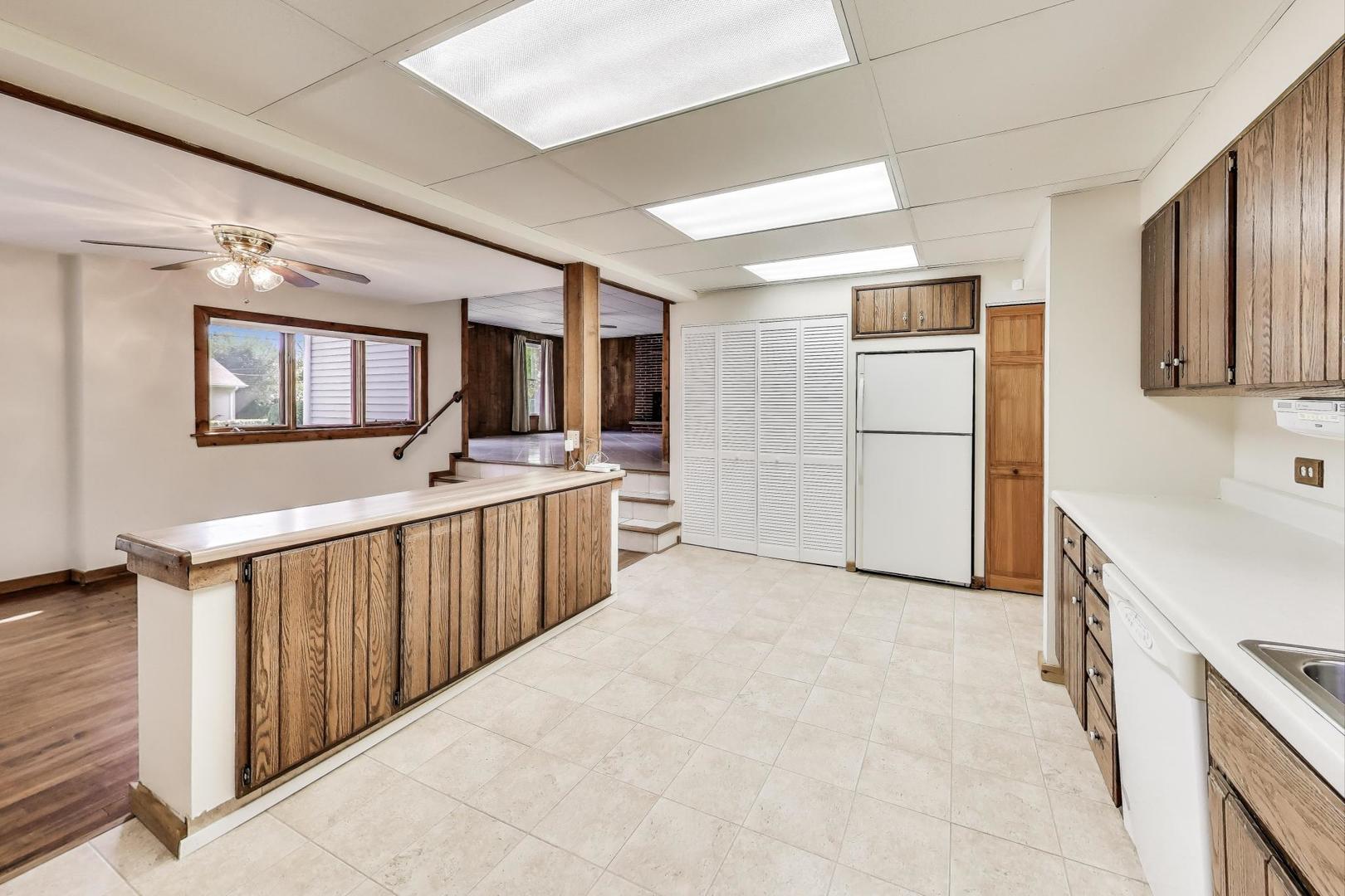 546 Thorndale Avenue, Park City, IL 60085
