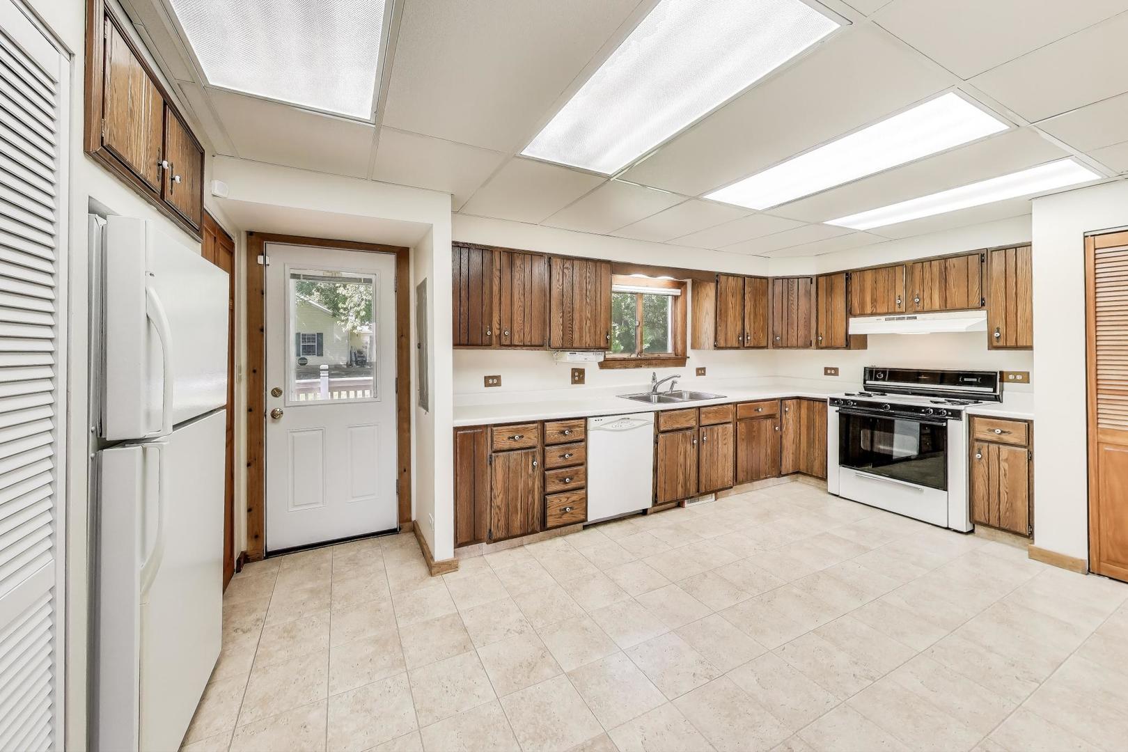546 Thorndale Avenue, Park City, IL 60085