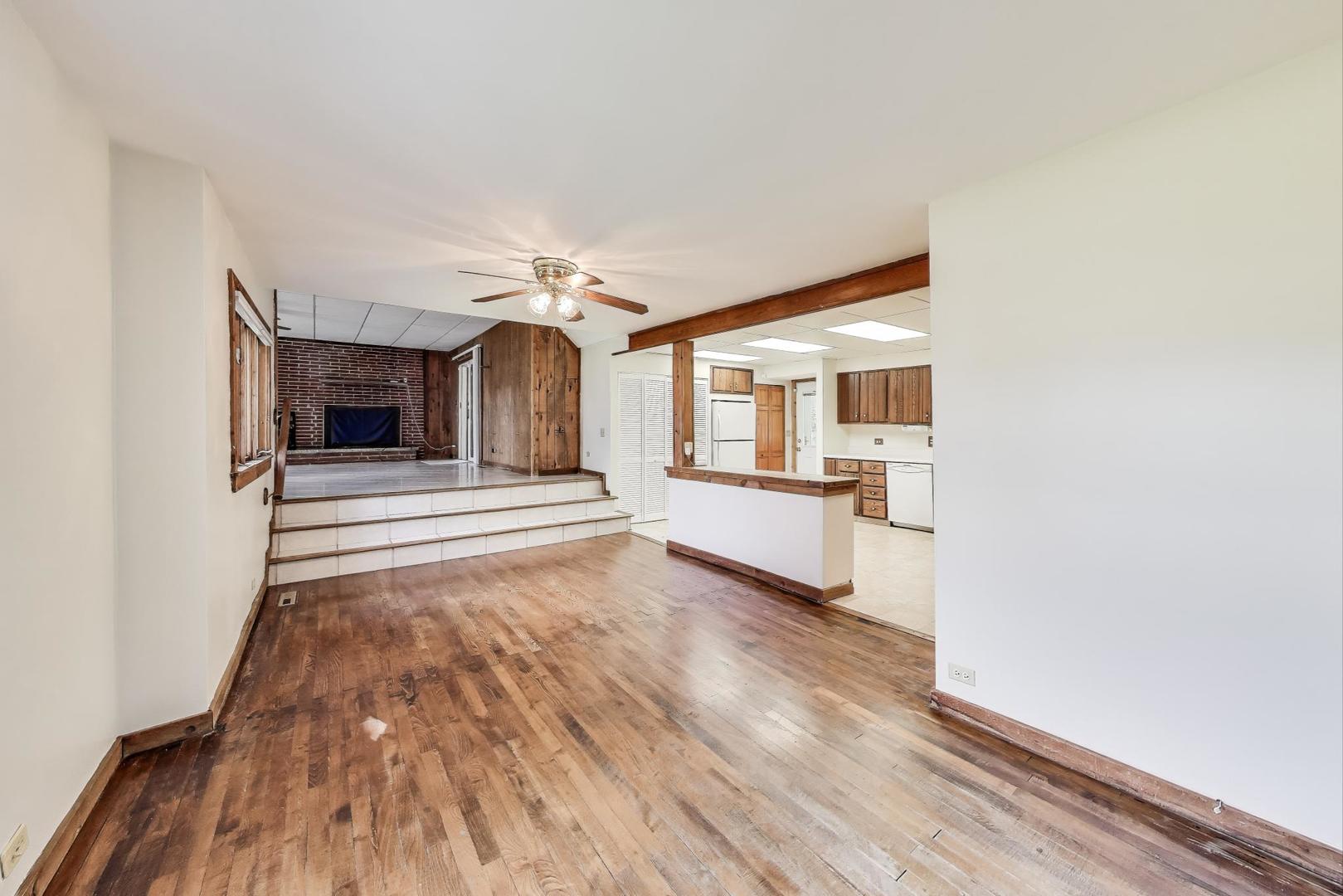 546 Thorndale Avenue, Park City, IL 60085