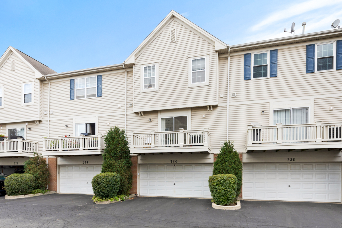 726 Hanbury Drive, Des Plaines, IL 60016