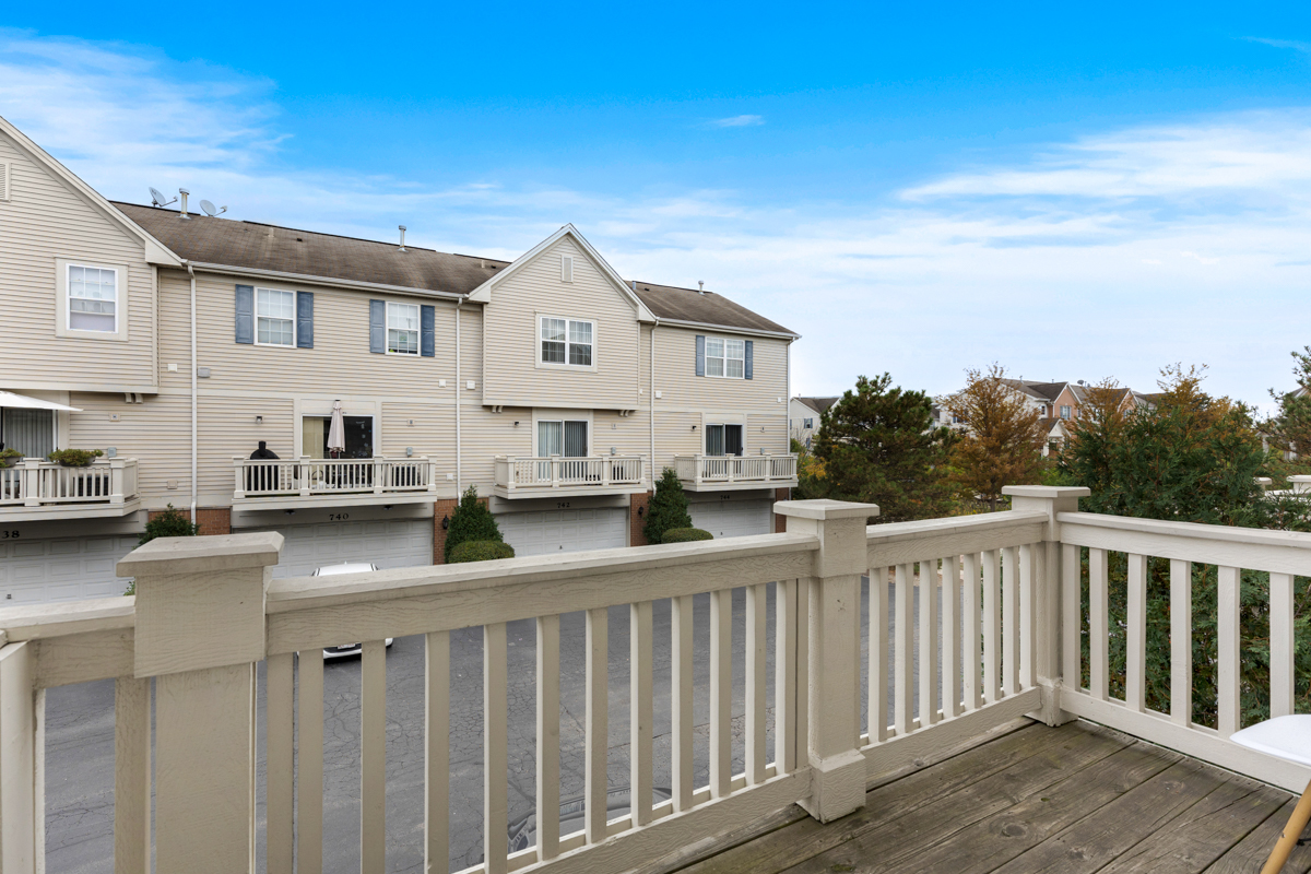 726 Hanbury Drive, Des Plaines, IL 60016