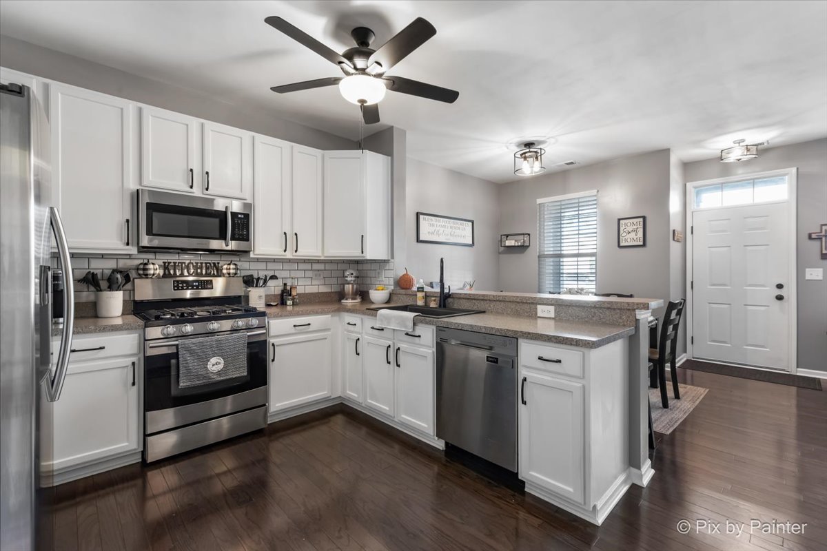 295 Springbrook Trail, Oswego, IL 60543