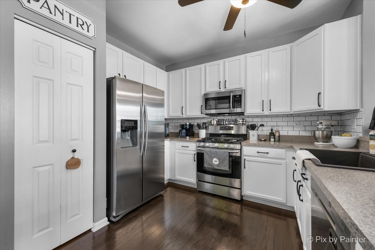 295 Springbrook Trail, Oswego, IL 60543