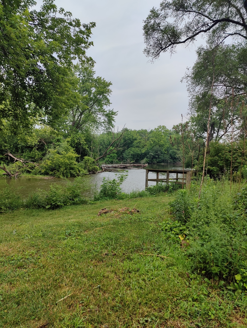 1030 West Drive, South Elgin, IL 60177