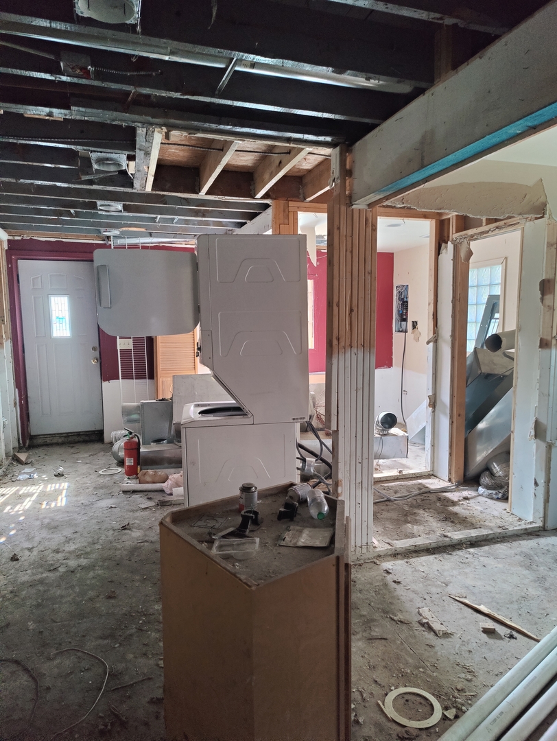 1030 West Drive, South Elgin, IL 60177