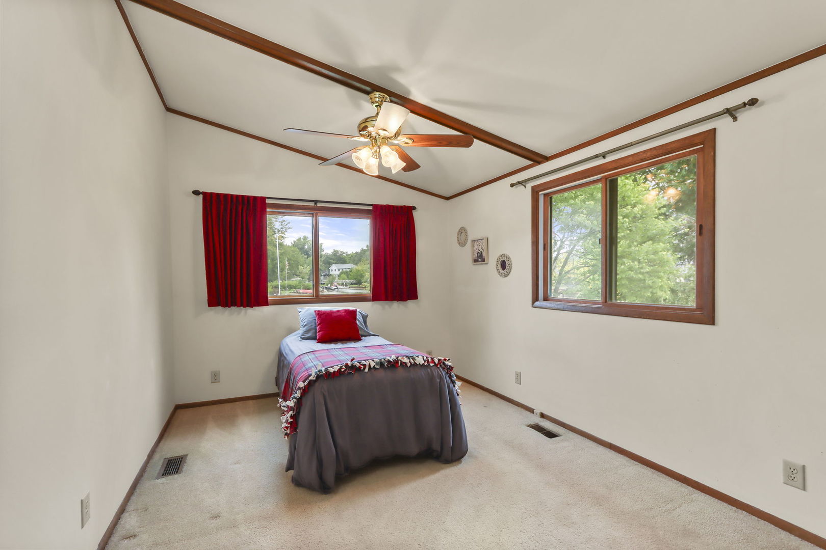 33113 N Cove Road, Grayslake, IL 60030