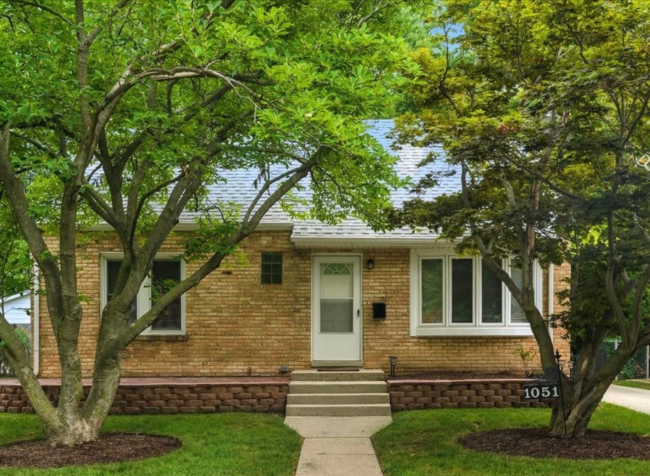 1051 Glenwood Avenue, Waukegan, IL 60085