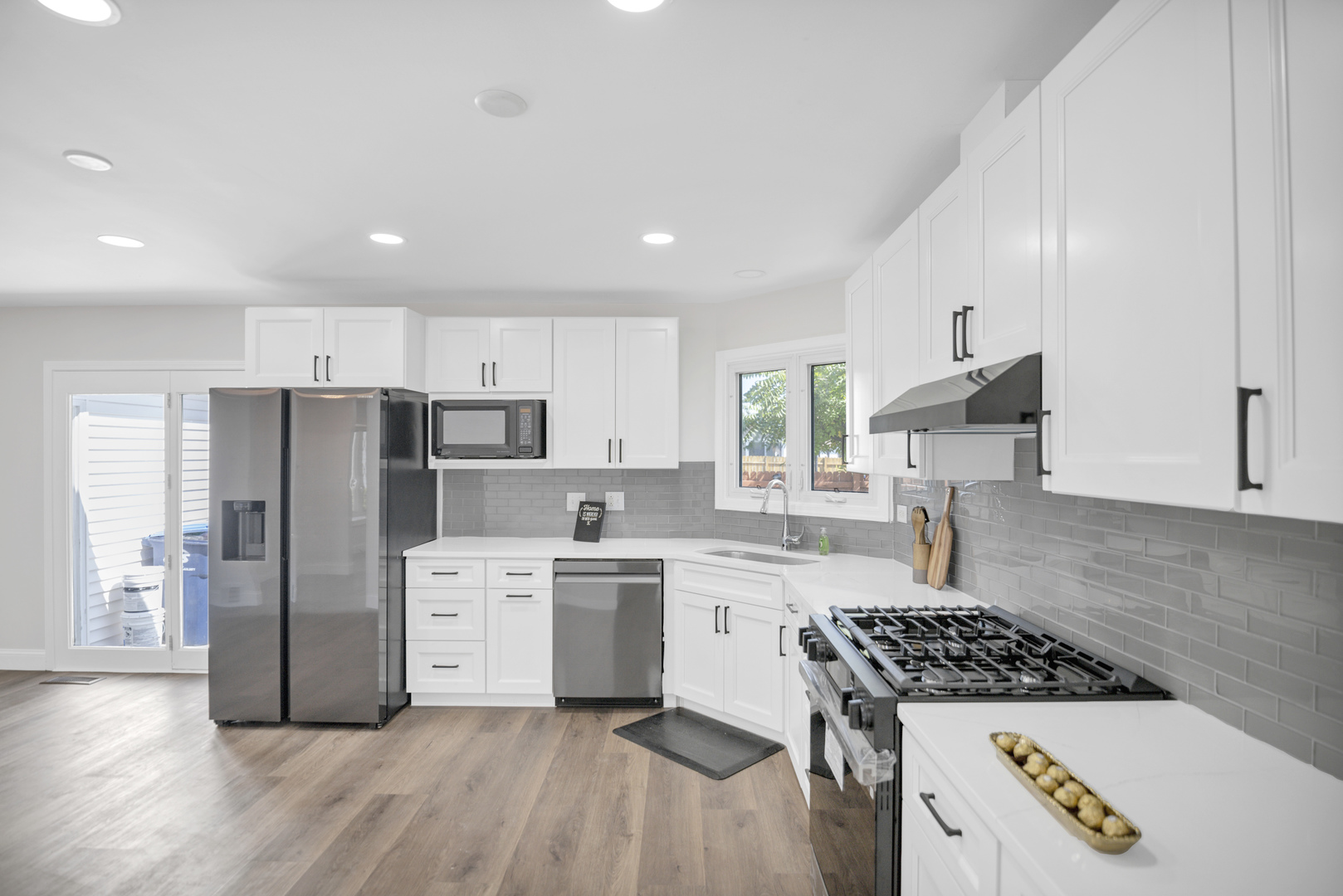 615 CORDIAL Drive, Des Plaines, IL 60018